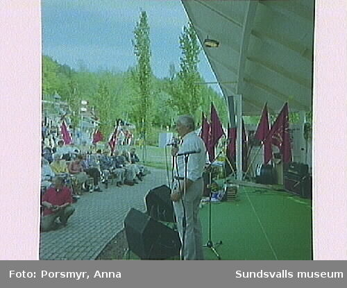 Högtidlighållande av Sundsvalls arbetarkommuns 100-årsjubileum, i Folkets Park. Huvudtalare var Socialdemokratiska Arbetarepartiets f.d. partisekreterare Sten Andersson.
