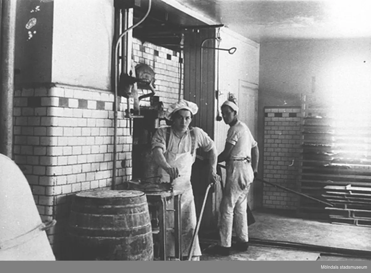 Personal som arbetar i ett mejeri. Mölndal 1930-tal.