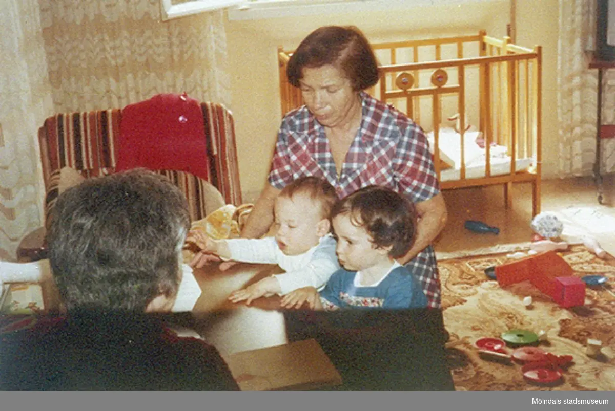 Rosa med sina barnbarn Daniella och Michael i Rosas hus i Israel, april 1983.

Rosa, Madzia och Mina är polska judiska systrar som kom till Mölndal från koncentrationsläger 1945. Även deras kusin Sara var med. De flyttade till Israel 1948.
Rosa är utbildad sjuksköterska och arbetade (1945 - 1948) på Mölndals sjukhus och därefter på sjukhus i Israel.