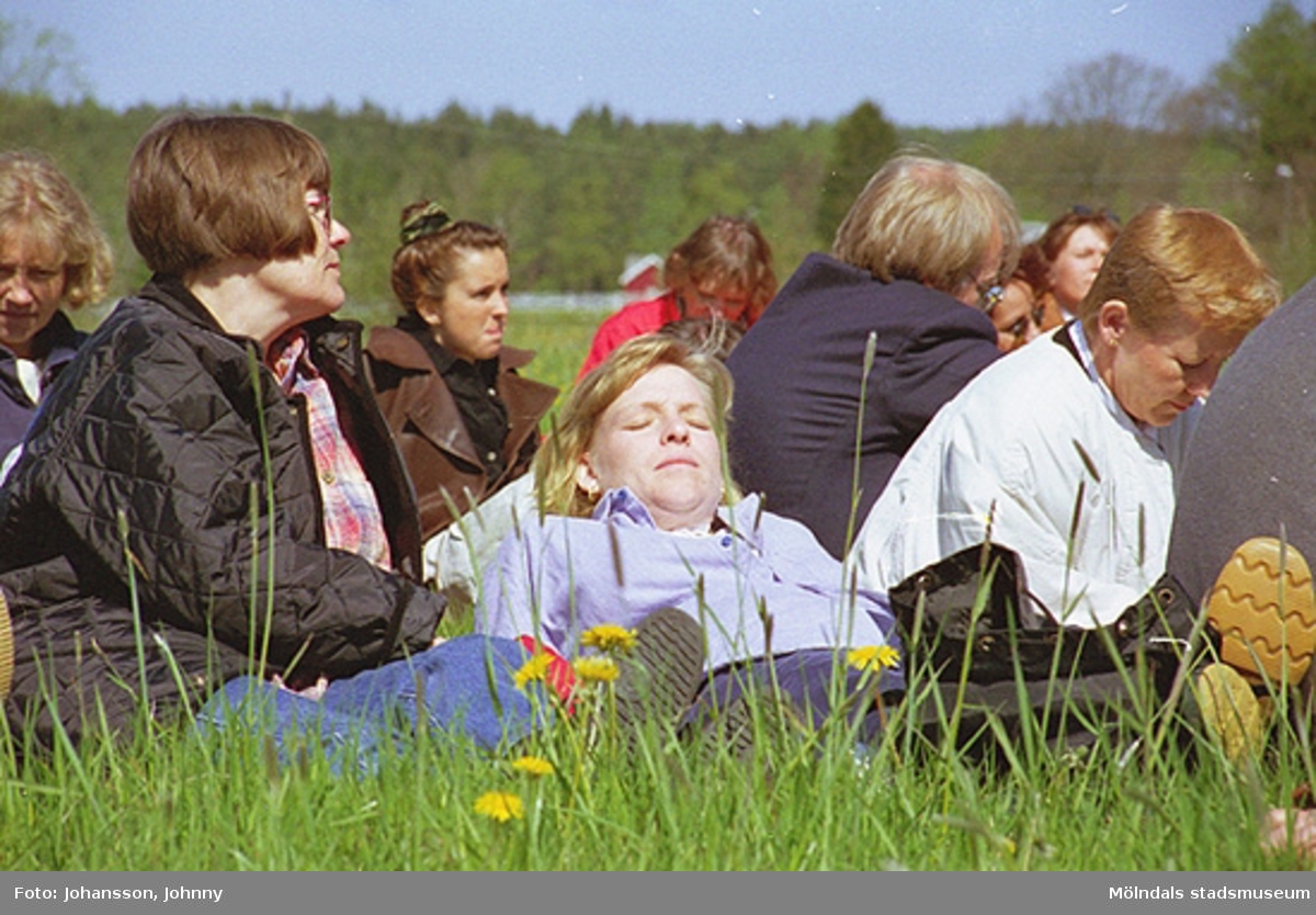 Personal från Kultur och fritid sitter i gräset. Nina Hellkvist (i ljusblå blus) solar sig. På Ninas vänstra sida sitter Pia Persson (i vit jacka).