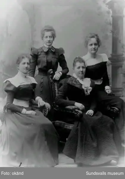 Fru Augusta Wessblad med döttrarna fr v : Hulda,  (gift Florén), Thyra och Astrid