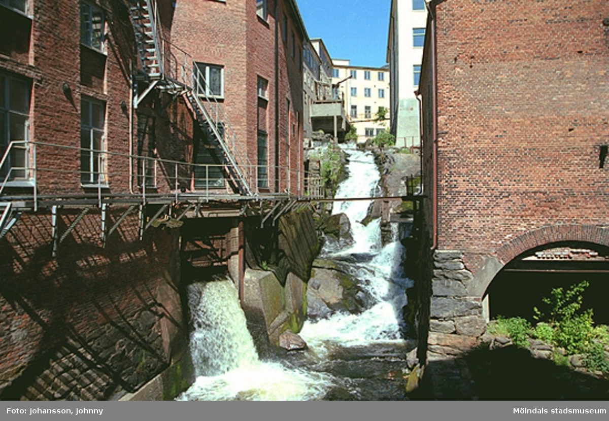 Mölndalsfallet sett nerifrån, år 1999. Till vänster: Oljeslagerifabriken/Kvarnfallet 10 (F-fabriken).
Längst upp i mitten: Strumpan. Närmast till höger: Lilla Götafors/Kvarnfallet 20 (f.d. vattenränna) och ovanför ligger (ljus byggnad) Carlsbergs Spinneri/Kvarnfallet 18 även kallat "Tvätten".