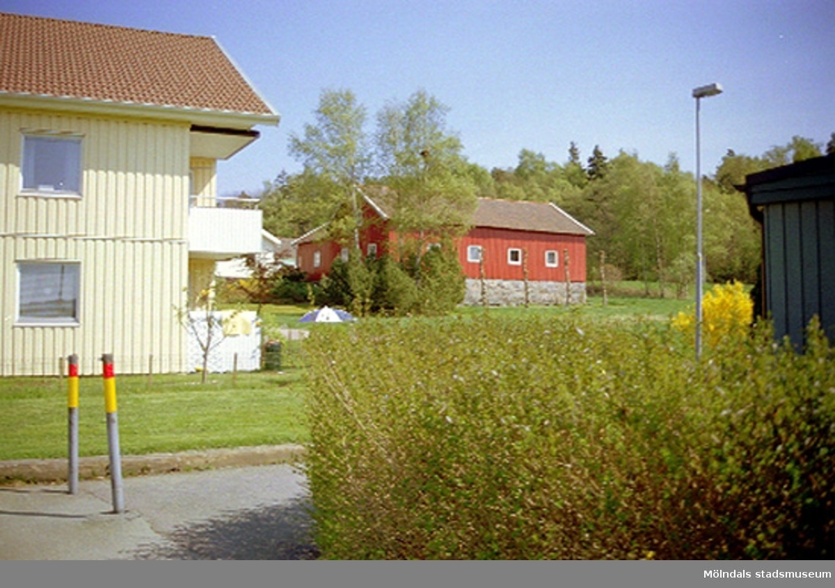 Sandbäcksgatan 1, Parkmätaren 2 i Sandbäck och Rävekärr. 2001-05-15.