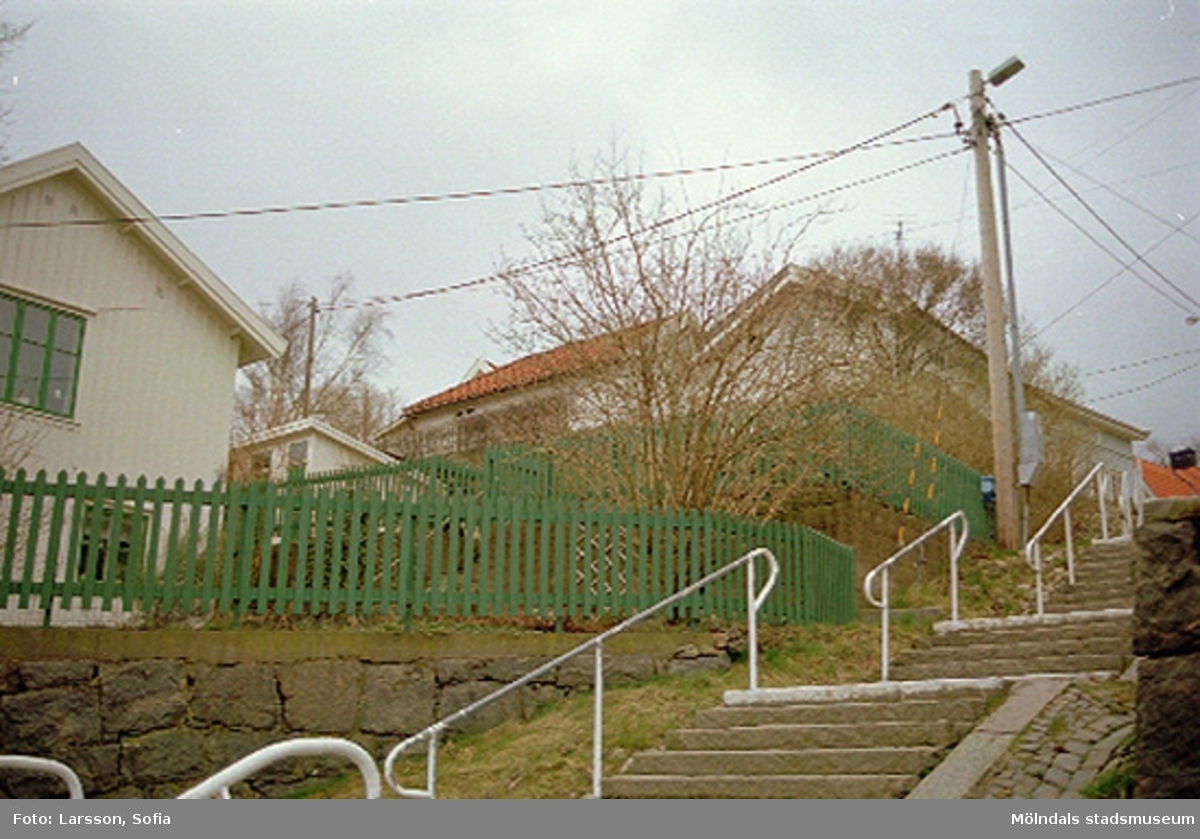 Trappa och elledningar som går utanför Rosendal 12 på Stockliden 7, 2002-03-15.