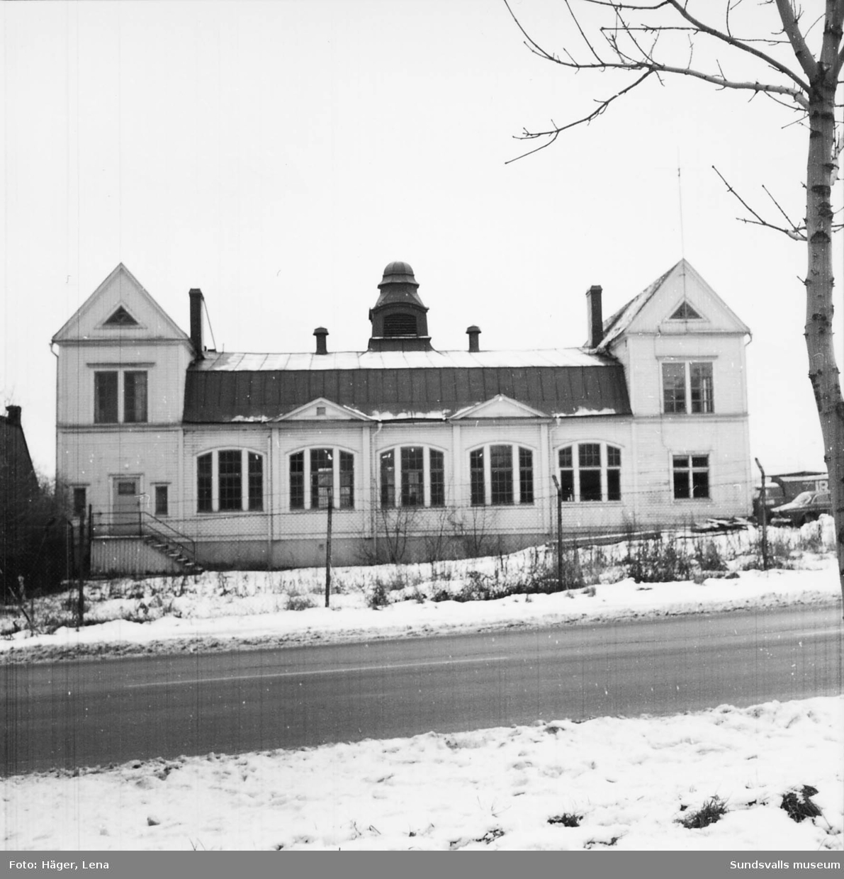 Fotodokumentation av Skönsbergs gamla Folkets hus före rivningen 1986.
Byggnaden användes då som slöjdsal. Dokumentationen gjordes av dåvarande byggnadsantikvarie Lena Häger. I dokumentationen finns även interiörer.