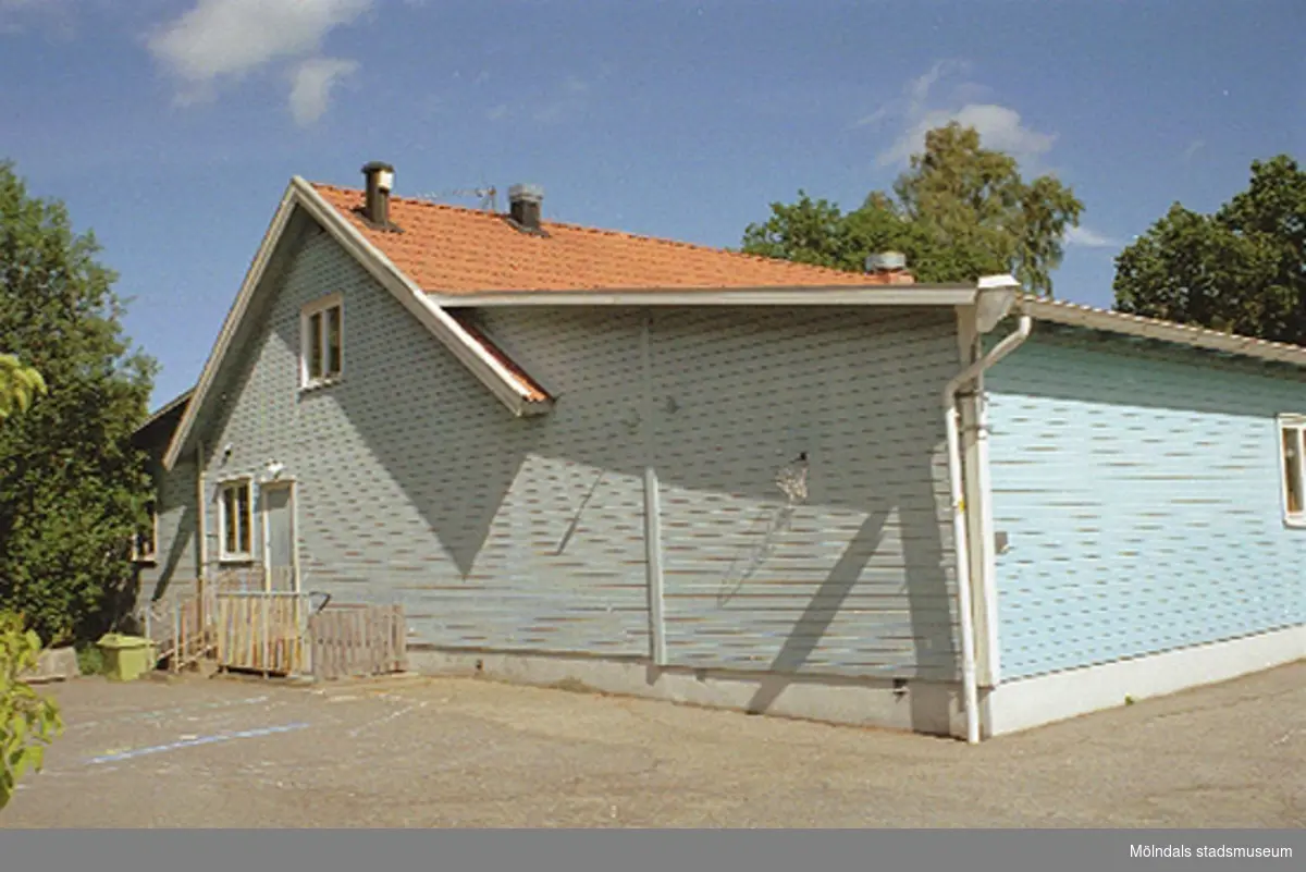 Hällesåkersgården, Hällesåker 3:64 i Lindome. Vy från söder, 1998-08-19. Relaterat motiv: 2004_0044.