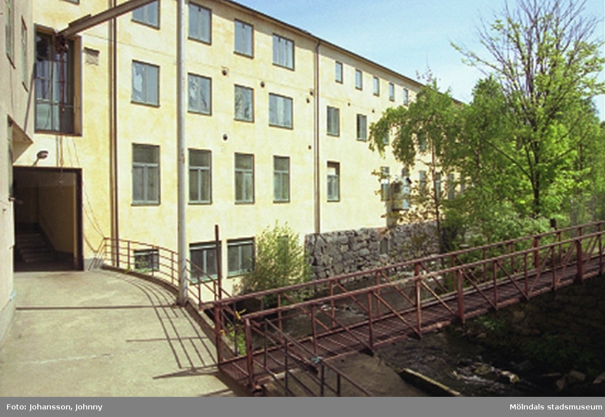 Vy från en cementplattform, på en gångbro över forsen och f.d strumpfabriken "Strumpan" (efter Viktor Samuelsons fabrik), år 2000.