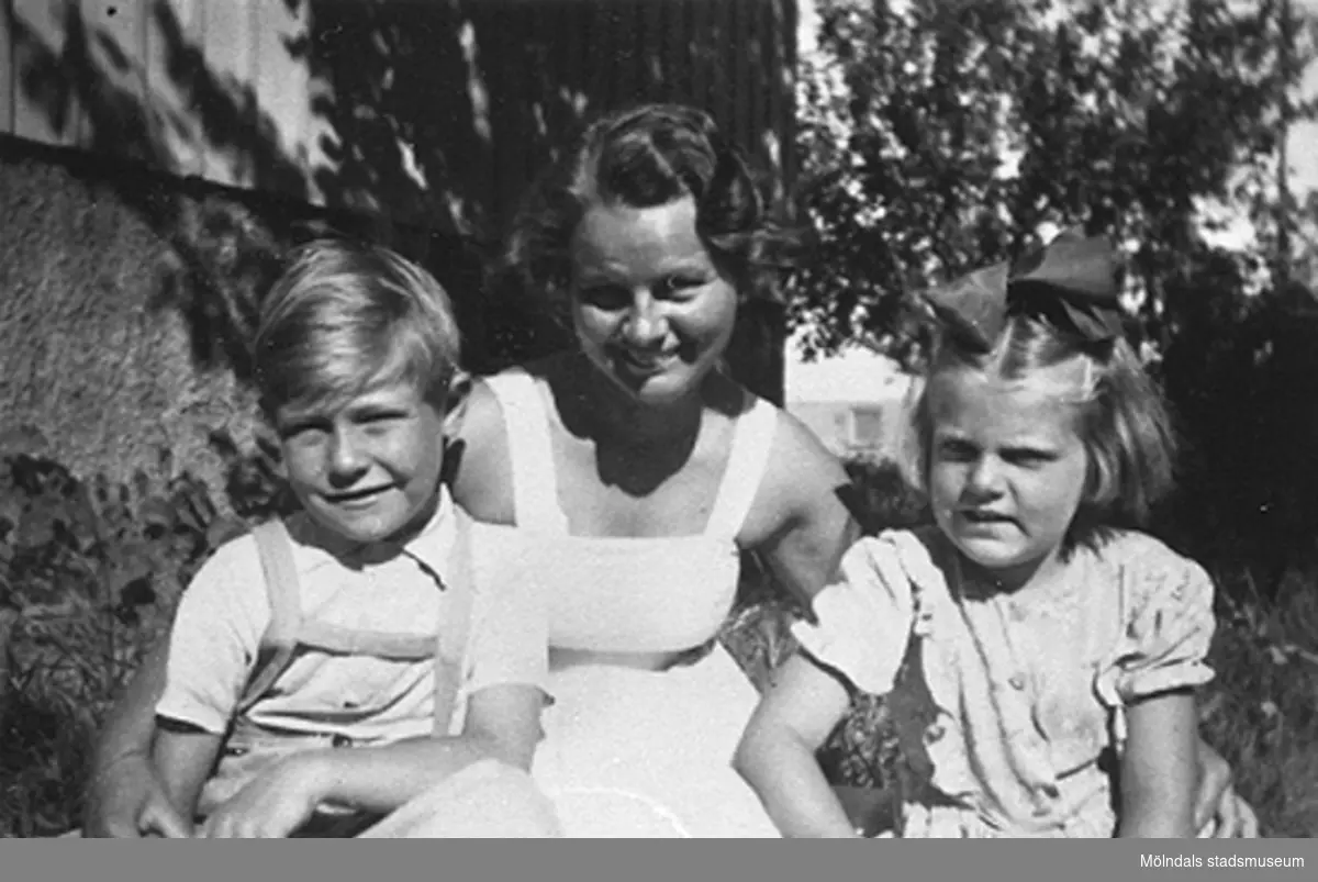 Två barn med bitr. föreståndare Margit Emilsson (gift Wannerberg -52) i mitten, 1948 - 1951. Krokslätts daghem, Dalhemsgatan 7 i Krokslätt.