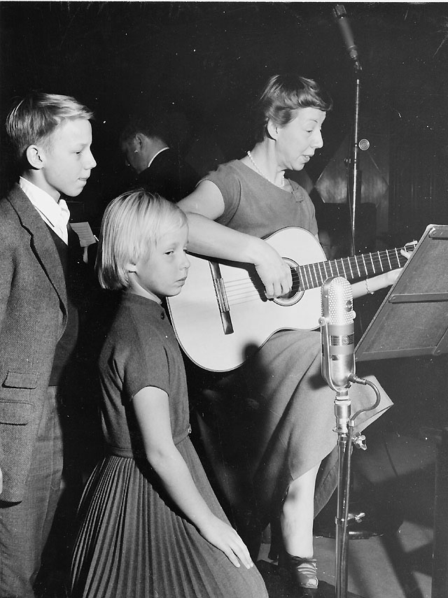Margareta Kjellberg och hennes båda barn Göran och Elisabeth sjunger.