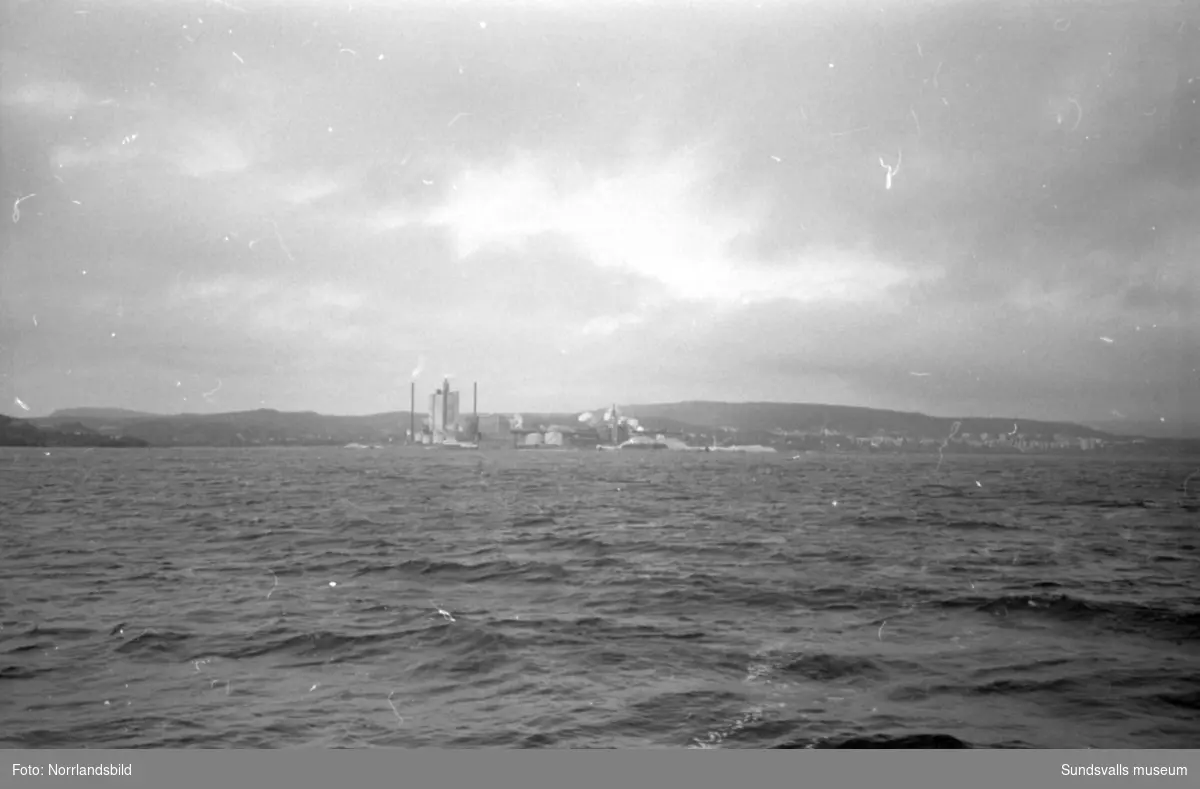 Bilder från en båttur med M/F Vindhem. Alnöbron, Ortviken, hamnen.