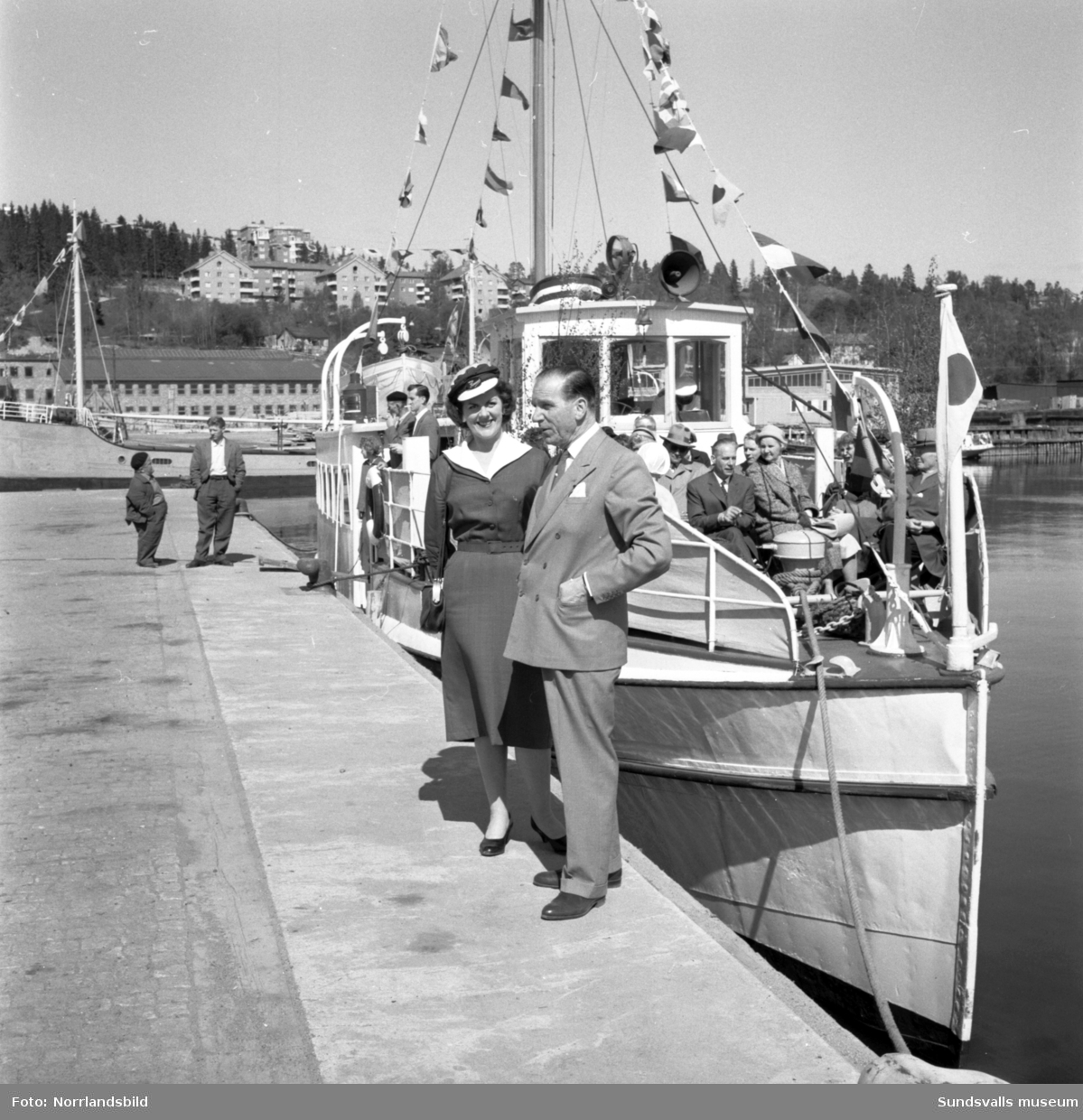 Rundtur Alnö runt med passagerarbåten Aramis. Under resan bjuds passagerarna även på musikunderhållning.