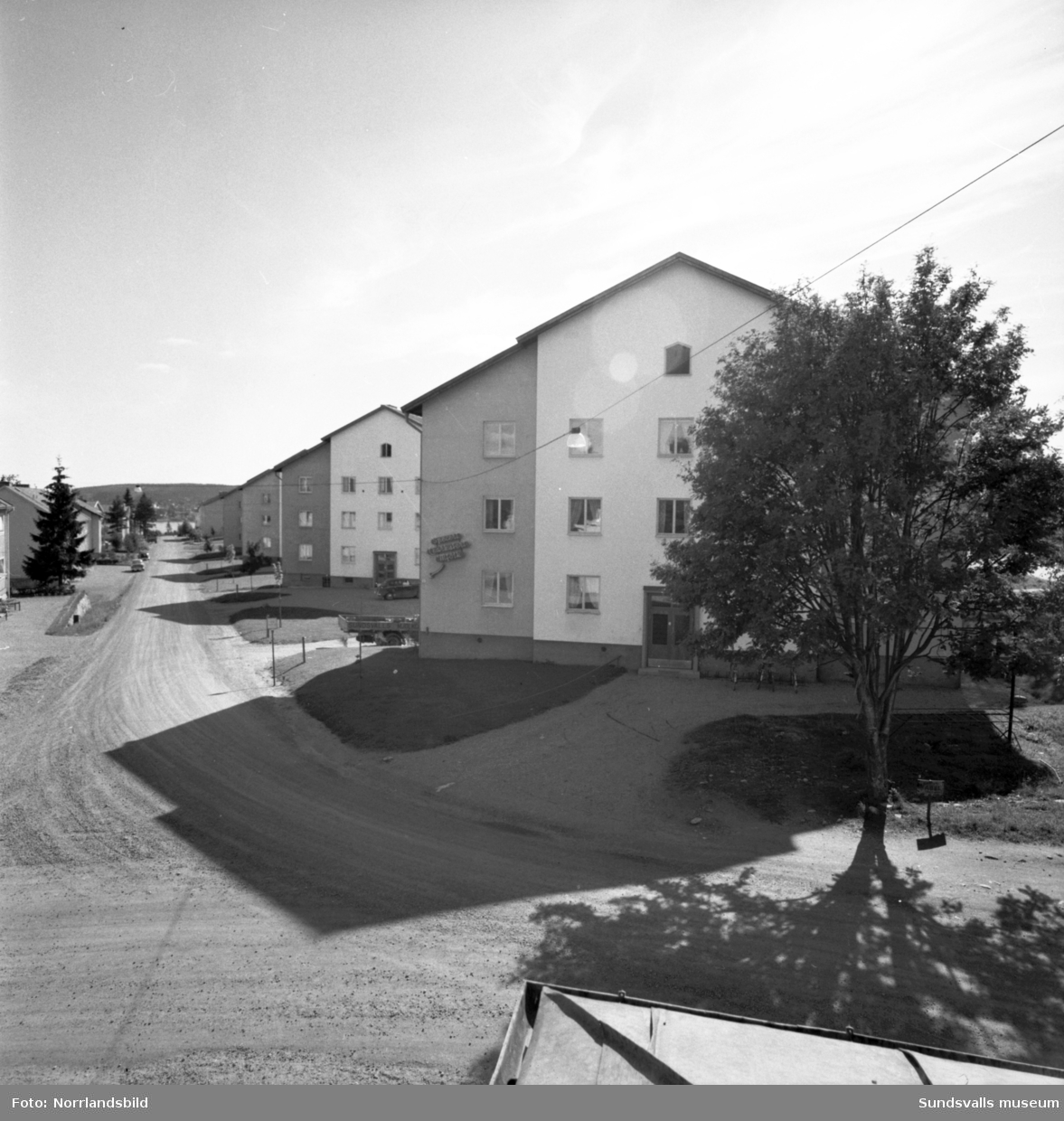 Hus i Sköns köping, fotograferat åt Sköns södra arbetarekommun.