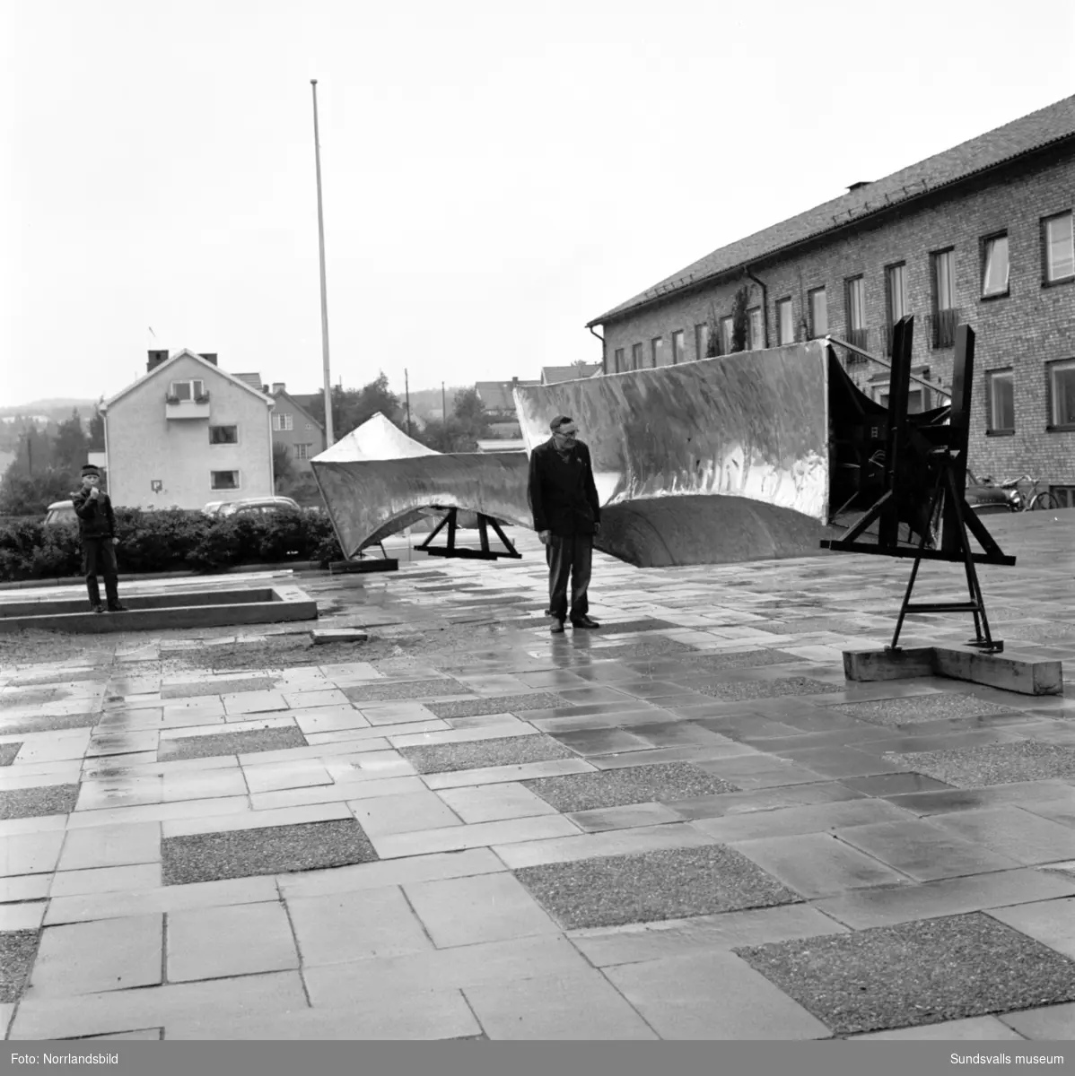 Arne Jones skulptur, Spiral reflex, i Skönsberg i väntan på att sättas på plats.