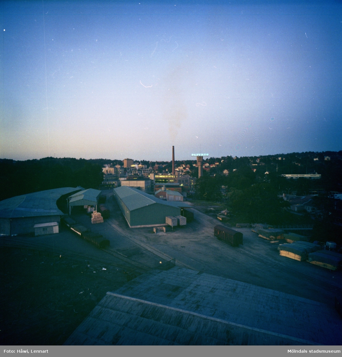 Vy över pappersbruket Papyrus fabriksområde på kvällen. Mölndal, 8/9 1970.