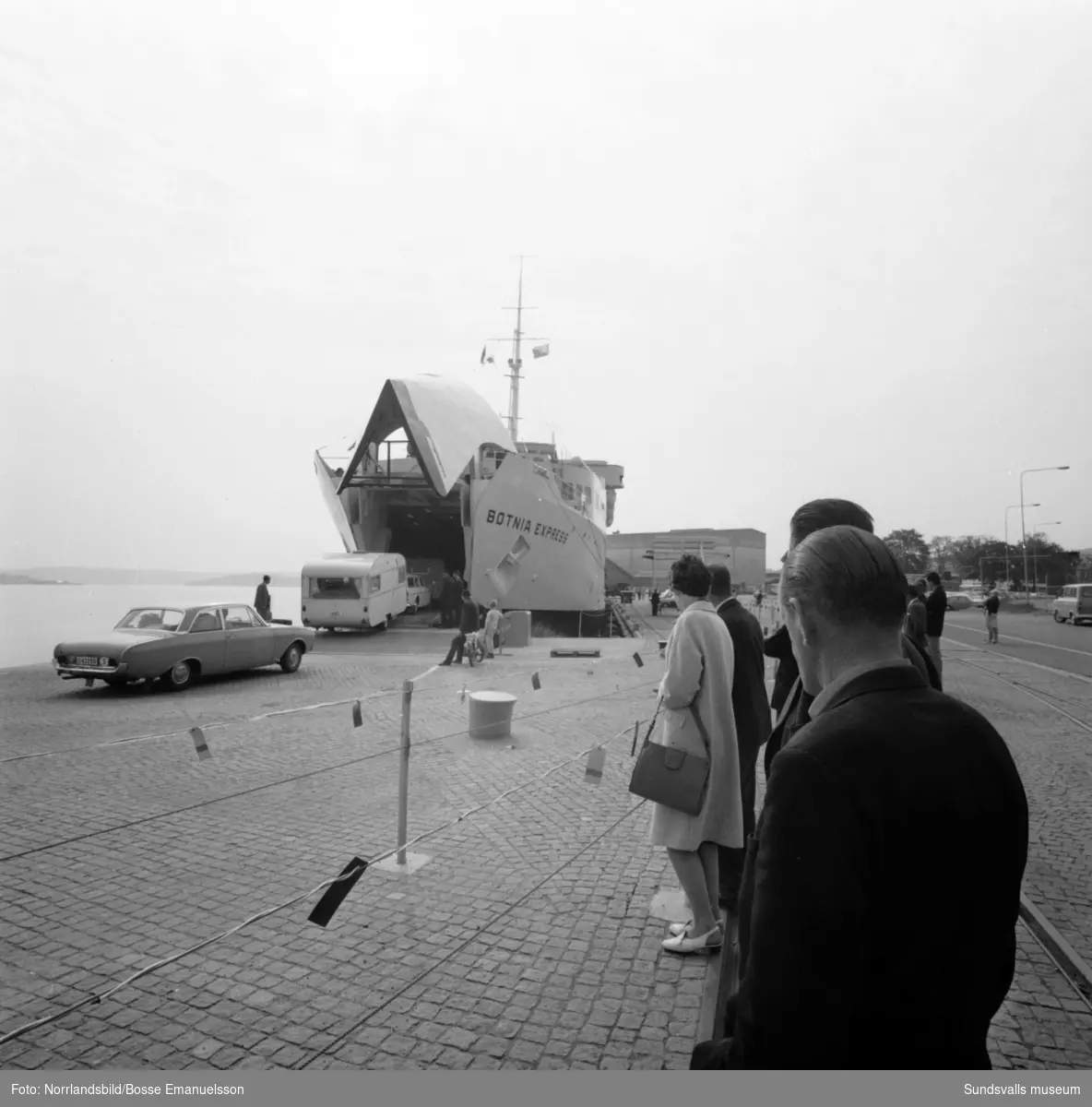 Finlandsfärjan i Sundsvalls hamn, Botnia Express, fotograferat för  Hamnförvaltningen. - Sundsvalls museum / DigitaltMuseum