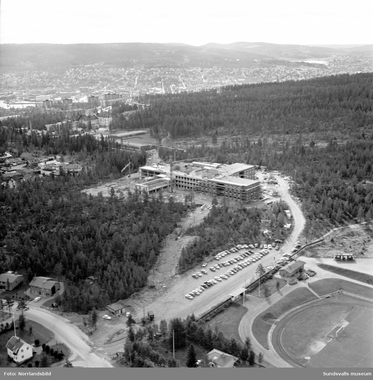 Flygfoto över bygget av sjukhemmet Lindgården fotograferat från Baldershov.