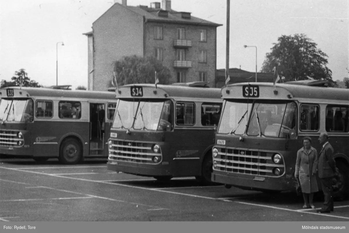 Busstationen på Nya Torget i Trädgården, Mölndal, på 1960-talet. I bakgrunden ses fastigheten Kvarnbygatan 1.