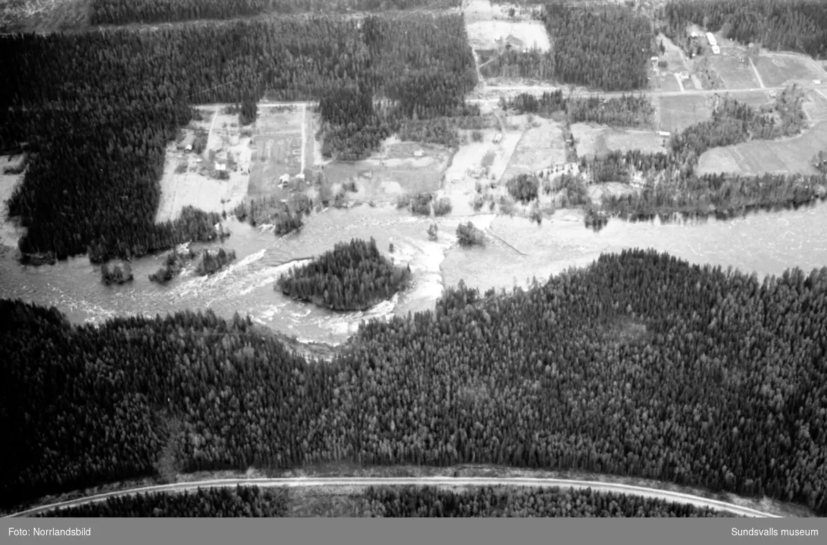 Flygfoton över Ljungans dalgång med högt vattenstånd och översvämningarna på grund av vårfloden efter den snörika vintern 1966. Träd, hus, bodar och vägar under vatten i Stöde, Viskan, Torpshammar, Fränsta och Ljungaverk.