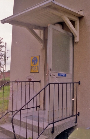 Indrogs den 1/9 1990 och hade då fungerat som Vittinge entré.
Posten i Vittinge indrogs den 1/9 1990 och hade då fungerat som
lantbrevbäringspostställe från den 1/6 1970 till den 31/12 1985.
Ortsadressen blev Morgongåva efter poststationens indragning den 1/7
1970. Lokalen har dock varit densamma. Postkassör och lantbrevbärare
är Berit Johansson, normalt placerad i Morgongåva.
