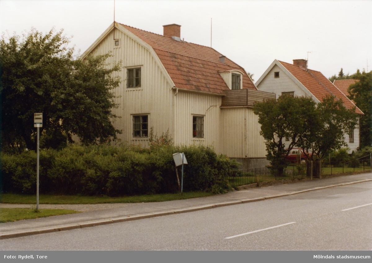 Ett par bostadshus vid Häradsgatan i Bosgården, Mölndal, på 1970-talet.