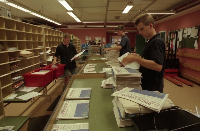 Posttjänstemän tar emot ankommande post på en postanstalt. Tillhör
en dokumentation av en lantbrevbärare i trakten av Valdermarsvik av
fotograf Ove Kaneberg.