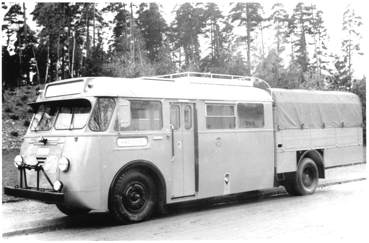 Scania Vabis, levererad 1952. Karosseri: SKV, Katrineholm. Denna
typ som var delvis buss, delvis lastbil kallades "skvader".