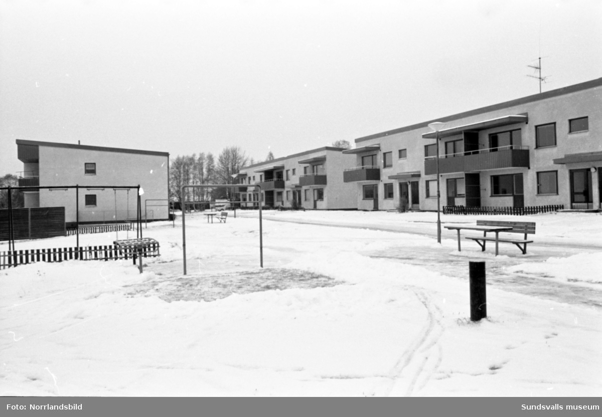 Hyreshus som blev skola vid Bäckgatan i Söråker. Bilder till ett reportage i Kommun-Aktuellt.