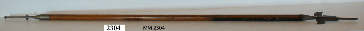 Bardisan med bakbeslag av järn och skaft av trä. Underofficersvapen från 1700-talet.