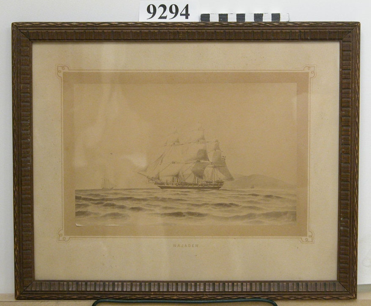 Visar korvetten NAJADEN under segel i Medelhavet år ?
Märkning på kartongen: Najaden.
Inom glas och ram.