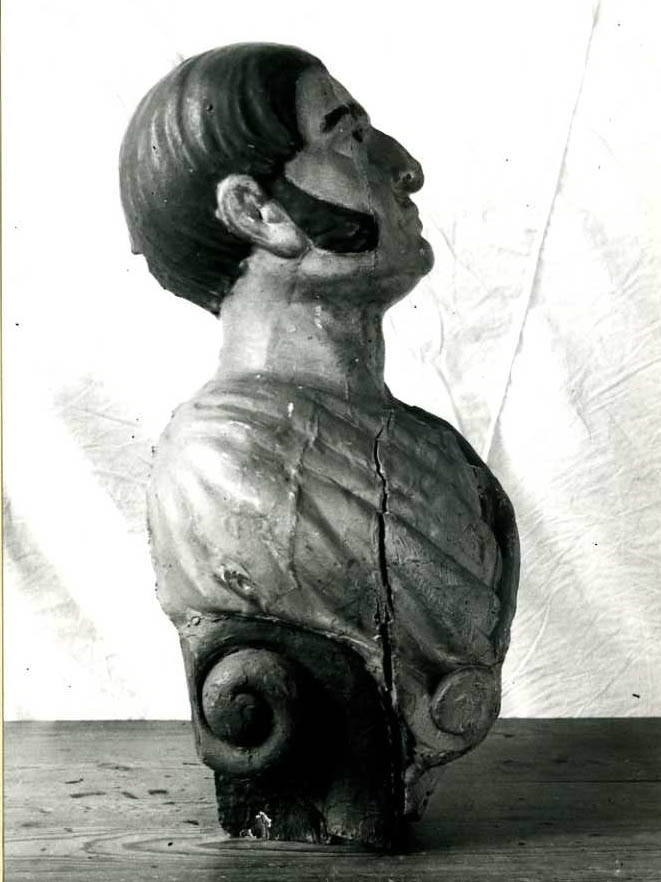 Galjonsbild av trä, ABRAHAM RYDBERG (I). Vid restaurering 1936 framtogs originalförgyllningen. Tidigare var galjonsfiguren vitmålad med svart hår, polisonger och ögonbryn.