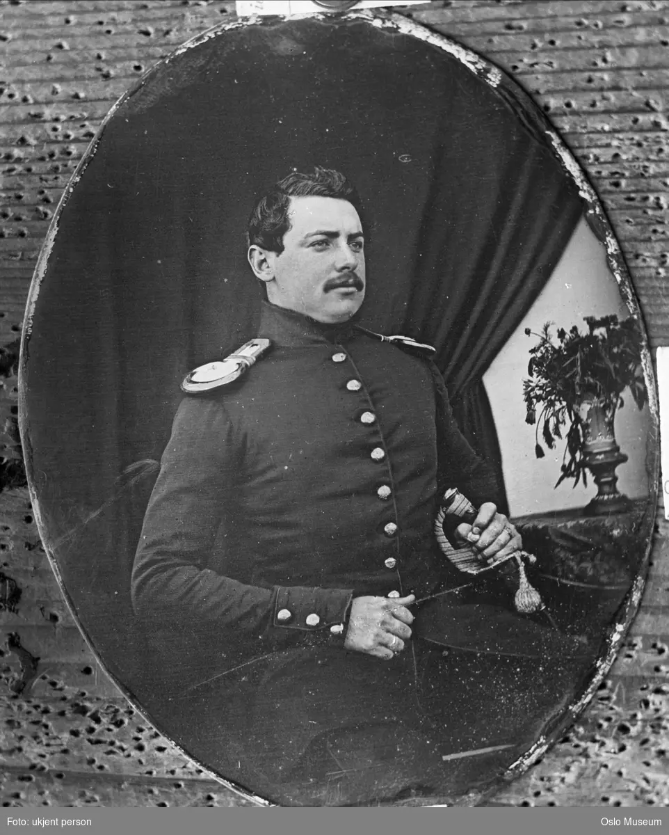 portrett, mann, sekondløytnant ved et musketerkorps, uniform, sittende knefigur