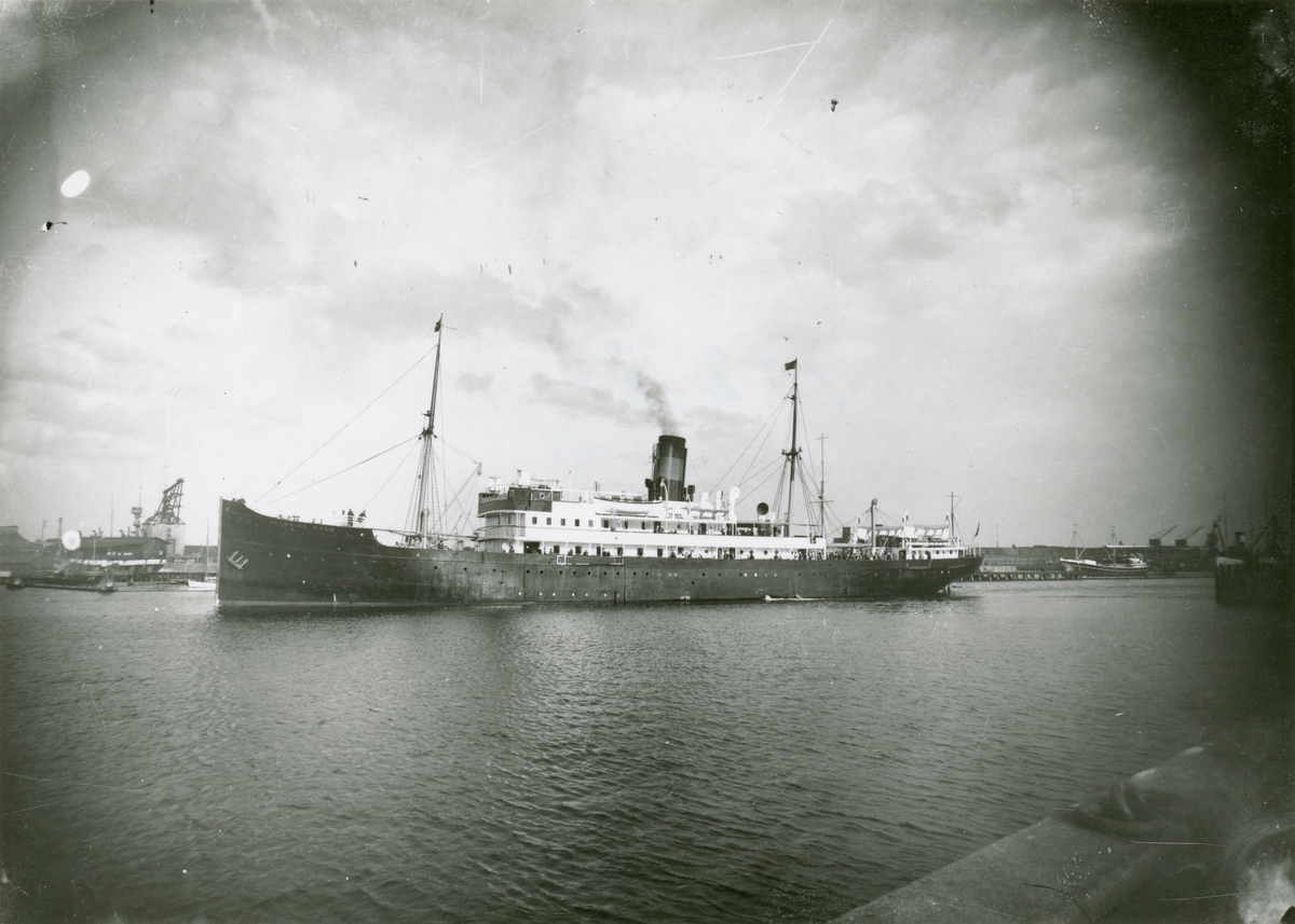 Foto i svartvitt vidande passagerarångfartyget DRONNIG  MAUD i Köpenhamn under 1930-talet.