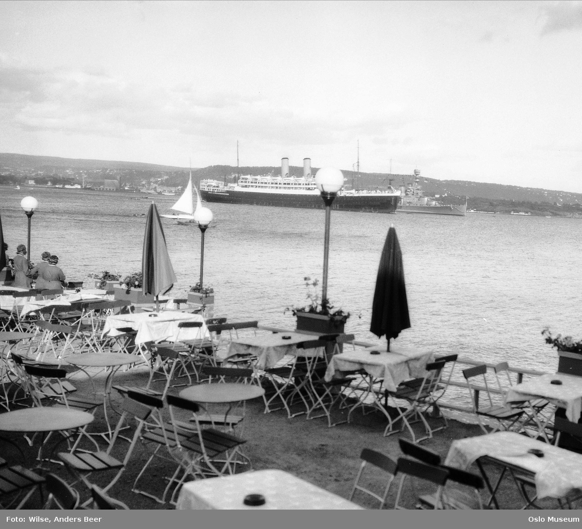 Bygdøynes bad, friluftsrestaurant, mennesker, utsikt, fjord, havn, skip SS Orontes, marinefartøy, britisk slagkrysser HMS Renown.