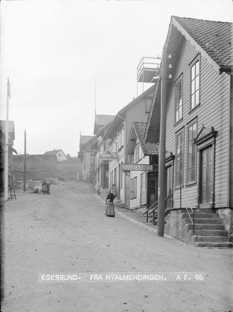Johan Feyers gate fra krysset med Bedehusgaten og oppover. Bedehuset, Danckes bokhandel (Boghandel), Egersunds Meieri.