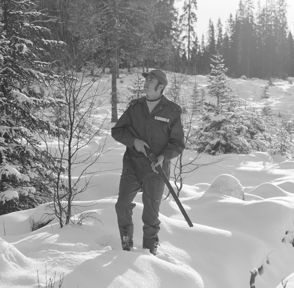 Jeger i Jaktdress fra Ajak fabrikker, Brumunddal. Reklame, jeger, våpen, vinter. 