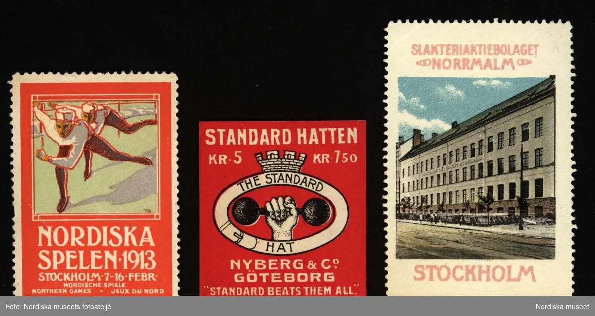 Reklammärken 1900-1976: (Företag från övre raden vänster) ”Nordiska Spelen, 1913, Stockholm”, ”Standardhatten, Nyberg & Co Göteborg”,  ”Slakteriaktiebolaget, Norrmalm, Stockholm”.