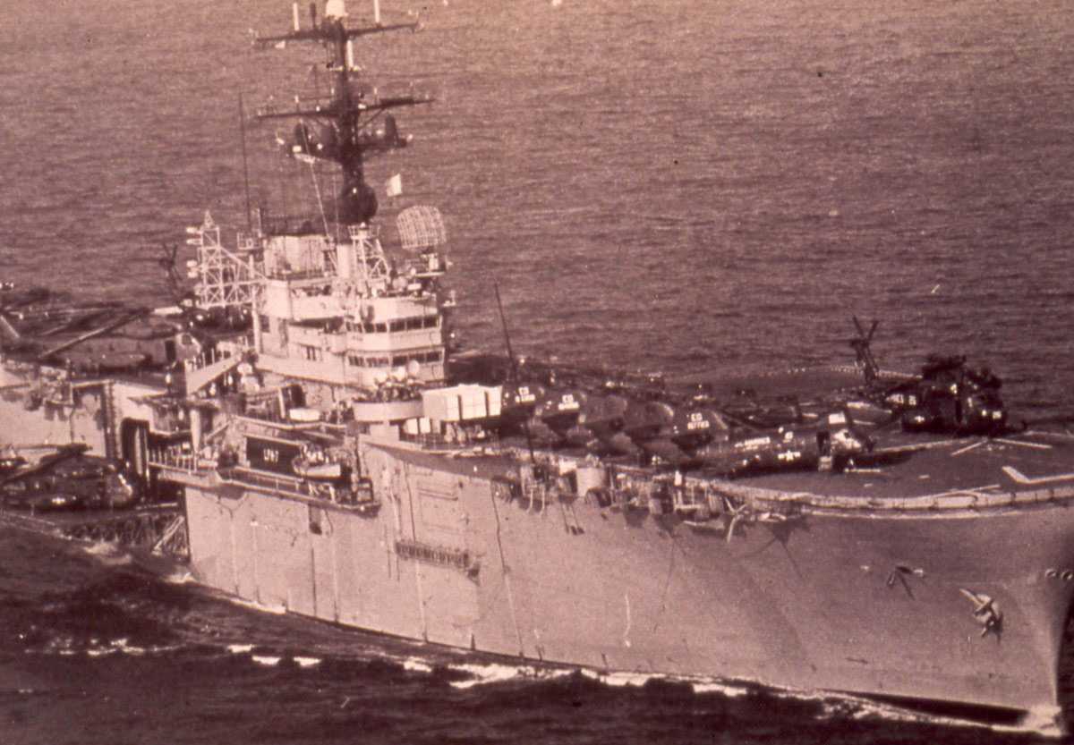 Amerikansk hangarskip av Iwo Jima - klassen me nr. LPH 7 og som heter  Guadalcanal.