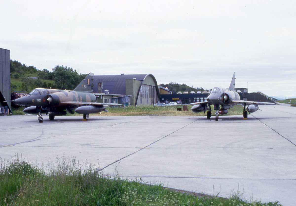 2 stk Belgiske fly av typen Mirage 5 med nr. BR 24 (til høyre) og BR 23, parkert utenfor Hangar 5 på Bodø hovedflystasjon.