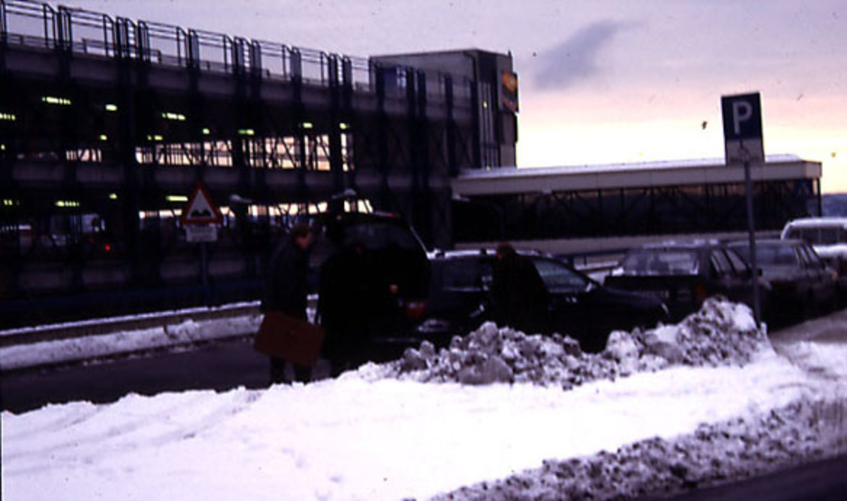 Lufthavn, terminal, eksteriørfoto. Fra inngangspartiet. Noen kjøretøy