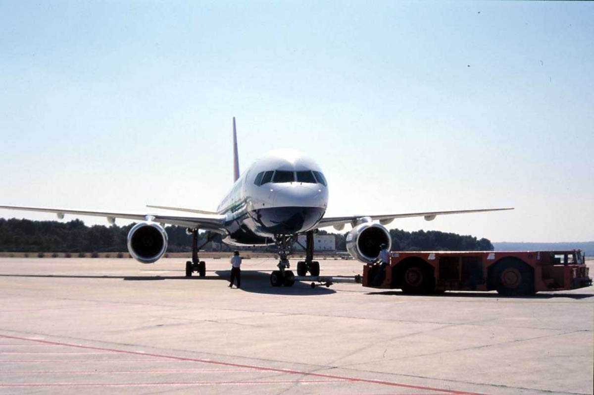 Flyplass, 1 Fly på bakken, OY-CNS DC-10 fra Premiair. Sett forfra.