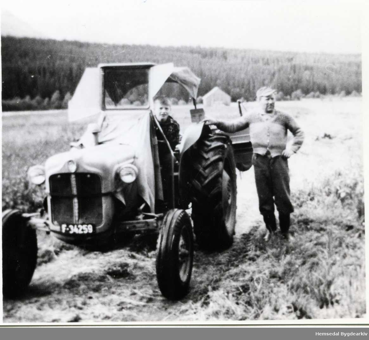 Engebret Grøthe frå Hemsedal med traktoren sin, ein Fordson Dexta, ca. 1962.
Guten er ukjend.