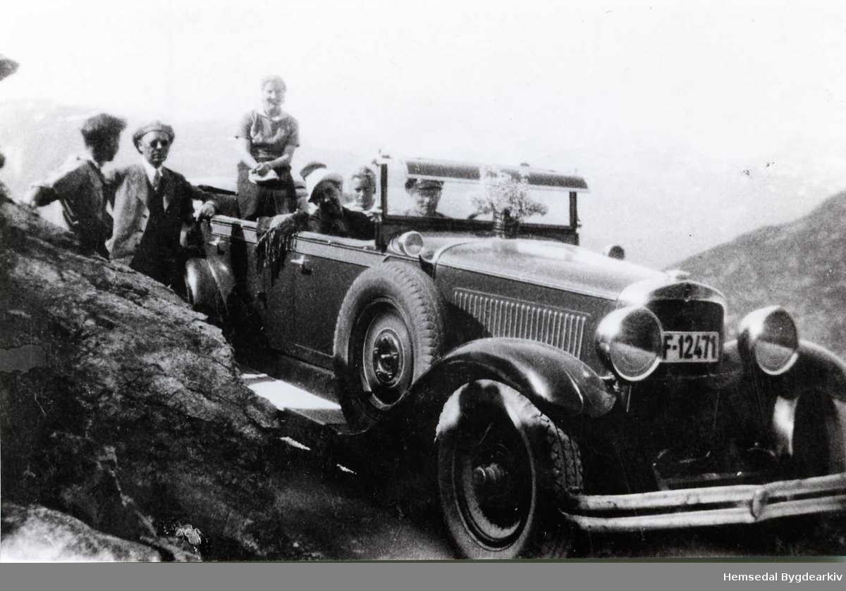 Olaf Engene frå Hemsedal er sjåfør for F-12471, Nash 1929 modell. Drosje til Hemsedal Bilselskap som Hemsedal Samvirkelag eigde.