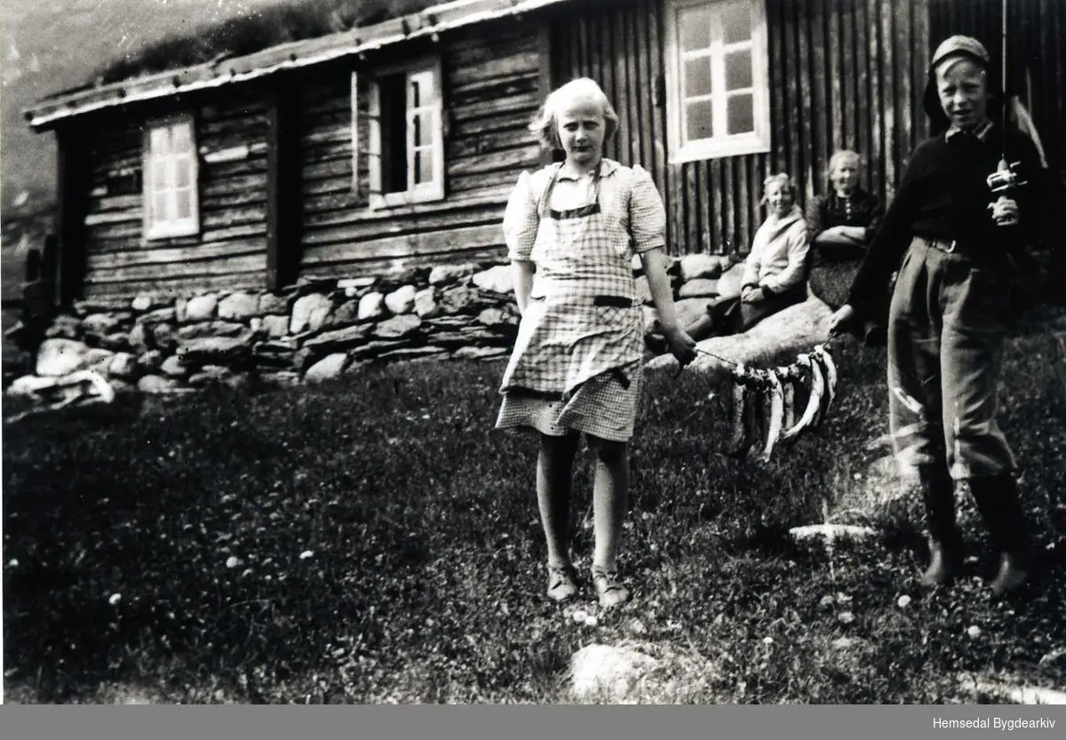Søre Finsetvollen 71/2 i Hemsedal, ca. 1942.
Frå venstre: Margit O. Finset og Bjørn S. Antonsen har fiska i Hydalsvatnet.
Bak frå venstre: Lilly Antonsen og Margit Finset