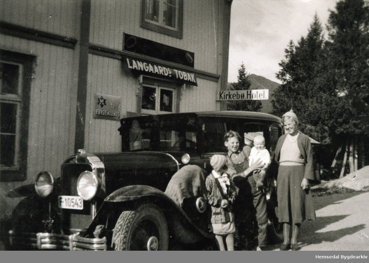 Kirkebø Hotell (seinare Hemsedal Hotell), ca. 1934.
Frå venstre: Margit Sofie Kirkebøen, Ola Kirkebøen, Ingebjørg Gudrun Kirkebøen, Ukjend.