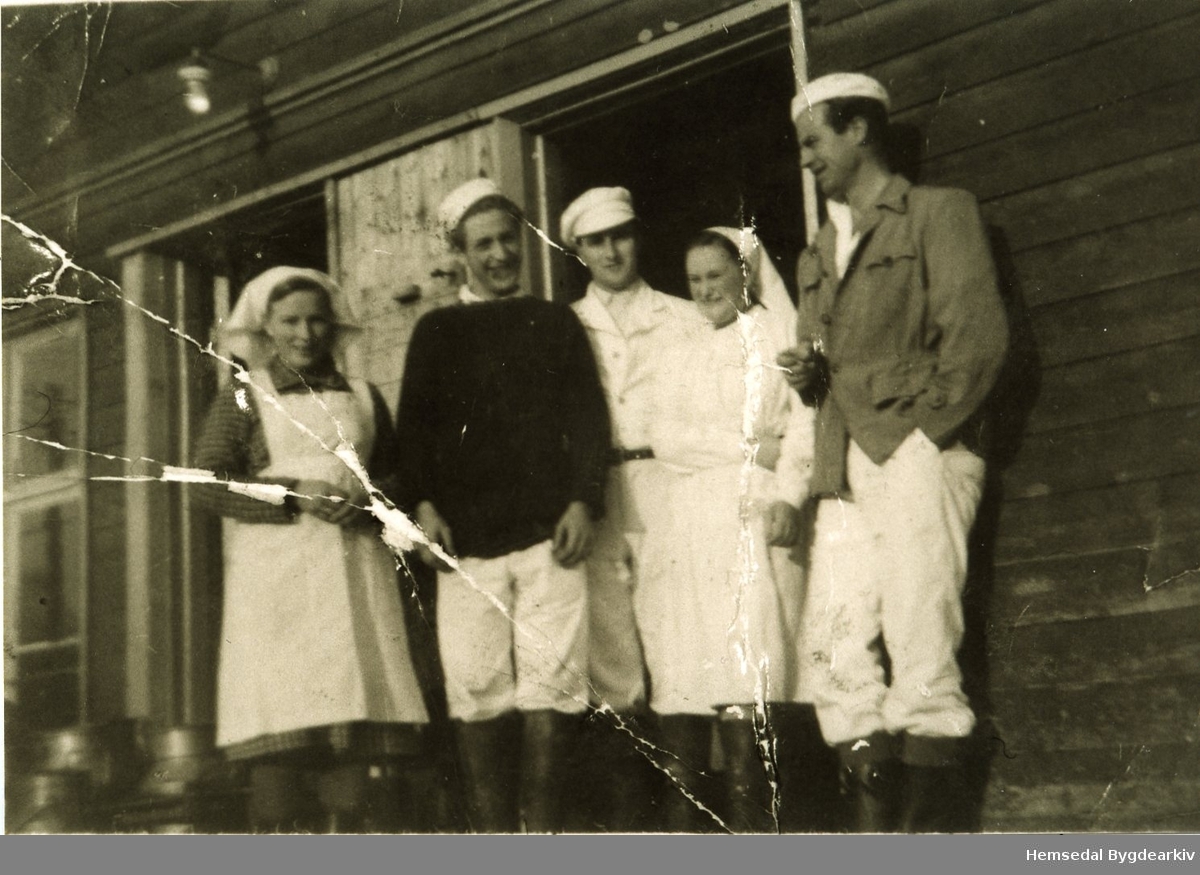 Gamle Hemsedal Meieri i 1954 som den gongen låg der Sparebank1-bygget ligg i dag (2014)
Frå venstre: Margit Bråten, Olav Eggestøl, Gunnar Ingolf Sundli(trønder) og Tordis Tvedten og Thorleif  Kirkebøen