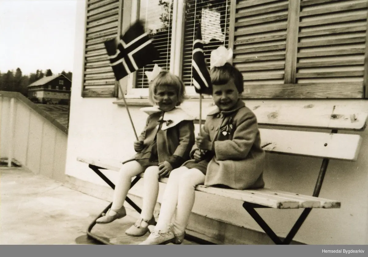 Hemsedal Bygdaheim i 1963.
Frå venstre: Britt Solveig Eggestøl og Anne Margrethe Eggestøl