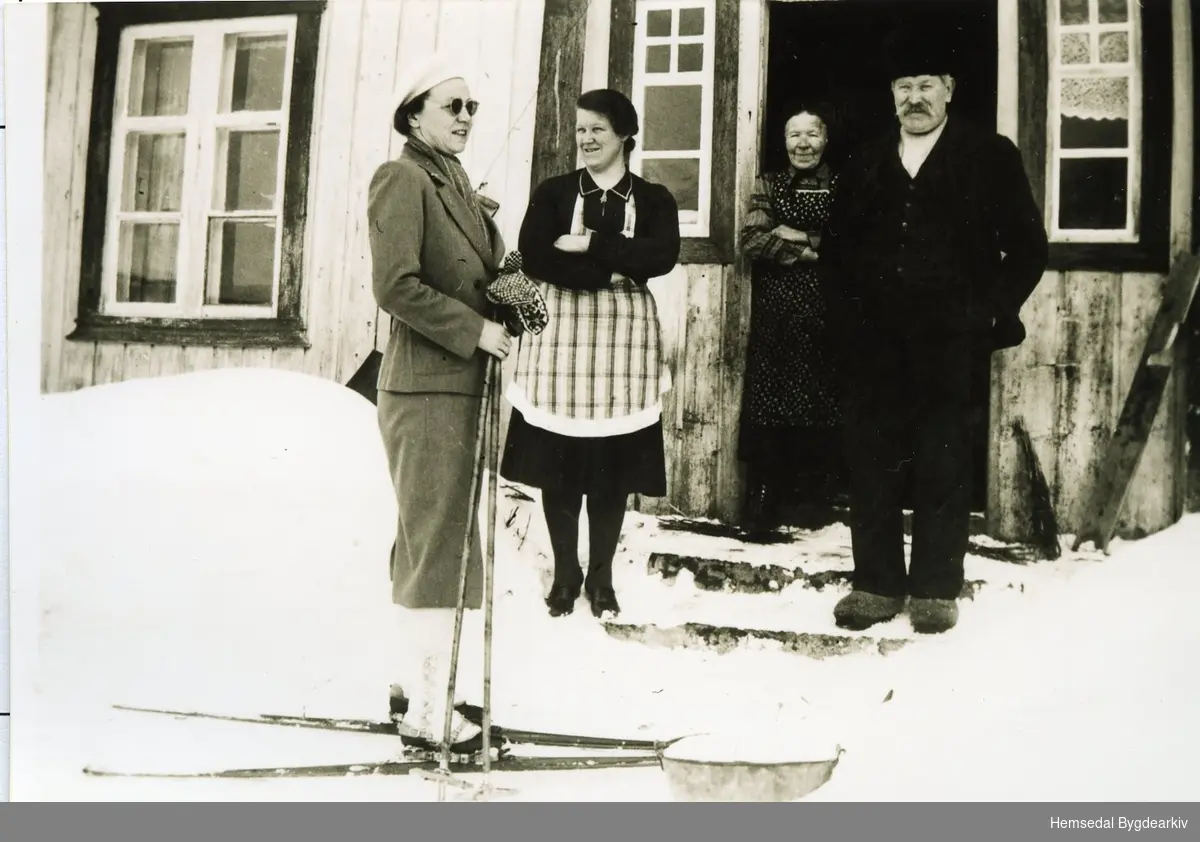 På garden Nedre Bakke,83.6, i Hemsedal før 1952.
Frå venstre: Fru Stauring (ferierte i Mørkdalen), Birgit Bakke, Margit Bakke og Knut Bakke