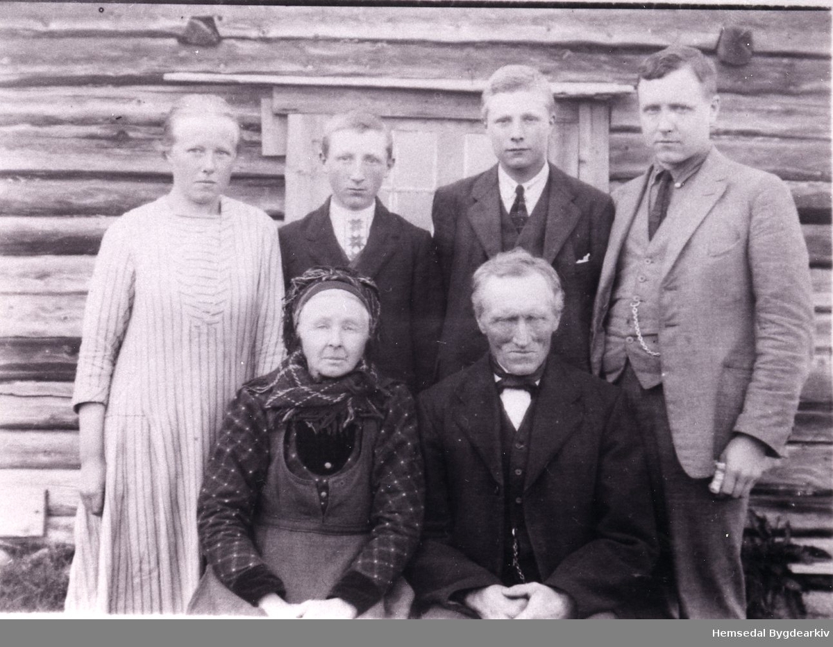 Ragnhild og Knut Rundtop med borna frå venstre: Kari, Syver, Per og Ola.
Biletet er teke 1924-25