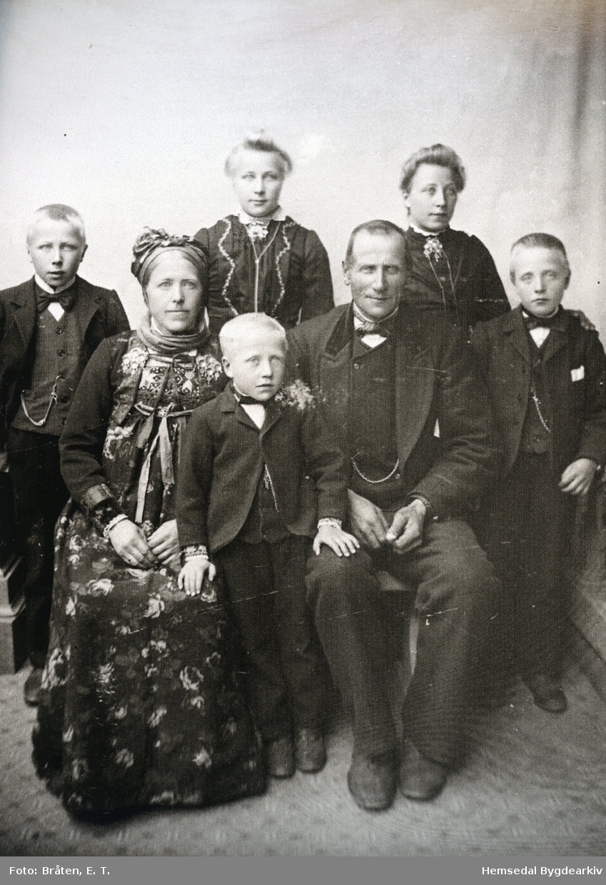 Endre Aalrust (1853-1930) med kona Margit (1862-1935), fødd Thorset, og barneflokken deira:
Margit, fødd 1889, gift Finset
Margit, fødd 1890, budde i Asker
Ola, fødd 1894, bonde i Ålrust
Asle, fødd 1896
Svein, fødd 1899
Fotografiet er teke i 1907.