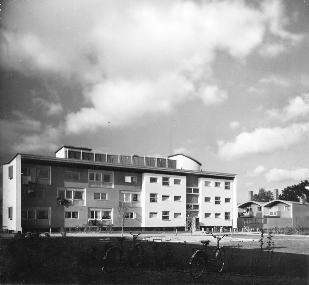 Flerbostadshus Exteriör Radhus i bakgrunden - ArkDes / DigitaltMuseum